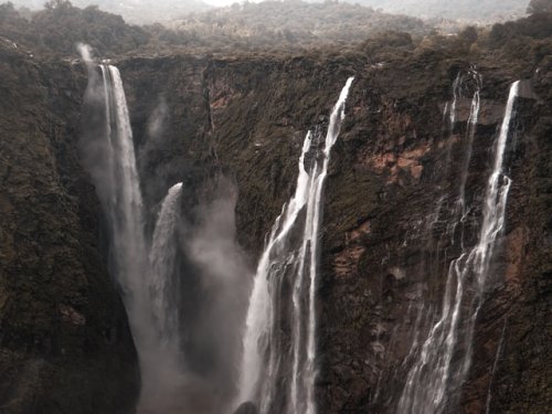 5. Trains To Jog Falls : మీరు ట్రైన్‌లో జోగ్ జలపాతానికి చేరుకోవాలి అనుకుంటే జోగ్ ఫాల్స్‌కు చేరువలో ఉన్న తల్గుప్పా (Talguppa ) అనే ప్రాంతానికి చేరుకోవాల్సి ఉంటుంది. హైదరాబాద్ నుంచి ఇక్కడికి ట్రైన్లు ఉన్నాయి. ఈ రైలు ప్రయాణానికి సుమారు 12 గంటల సమయం పడుతుంది. తల్గుప్పా చేరుకుని అక్కడి నుంచి మీరు ట్యాక్సీలో లేదా బస్సులో 30 కిమీ దూరంలో ఉన్న జోగ్ ఫాల్స్ చేరుకోవచ్చు