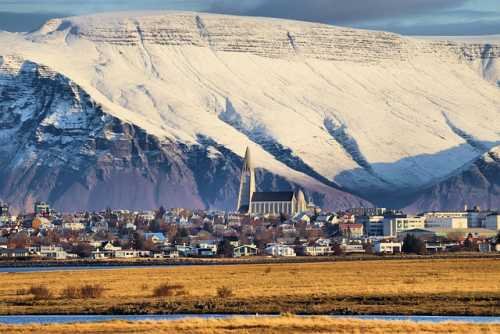 Reykjavik, Iceland : ఐస్‌ల్యాండ్‌లోని రేజావిక‌లో మీరు నార్తెన్ లైట్స ( Northern Lights ) చూడొచ్చు. వేడినీటి ఊటలో ఎంజాయ్ చేయొచ్చు.