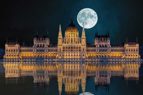 Budapest, Hungary : బుడాపెస్ట్ ఒక సినిమాటిక్ వరల్డ్ అనొచ్చు. ఇక్కడ ప్రతీ ప్రాంతం సినిమా షాట్‌లా ఉంటుంది. చాలా రొమాంటిక్ సిటీ ఇది. 